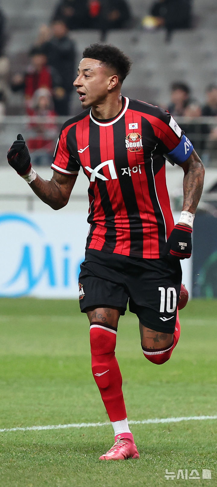[서울=뉴시스] 김선웅 기자 = 10일 서울 마포구 서울월드컵경기장에서 열린 2025-2026시즌 아시아축구연맹(AFC) 챔피언스리그 엘리트(ACLE) 리그 스테이지 6차전 FC서울 vs 멜버른 시티 경기, FC서울 린가드가 골을 성공시킨 뒤 세레머니를 하고 있다. 2025.12.10. mangusta@newsis.com