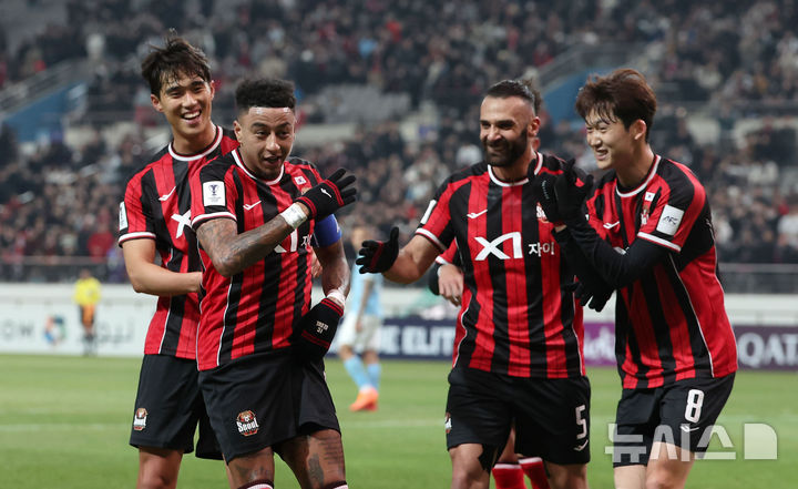 [서울=뉴시스] 김선웅 기자 = 10일 서울 마포구 서울월드컵경기장에서 열린 2025-2026시즌 아시아축구연맹(AFC) 챔피언스리그 엘리트(ACLE) 리그 스테이지 6차전 FC서울 vs 멜버른 시티 경기, FC서울 린가드가 골을 성공시킨 뒤 세레머니를 하고 있다. 2025.12.10. mangusta@newsis.com