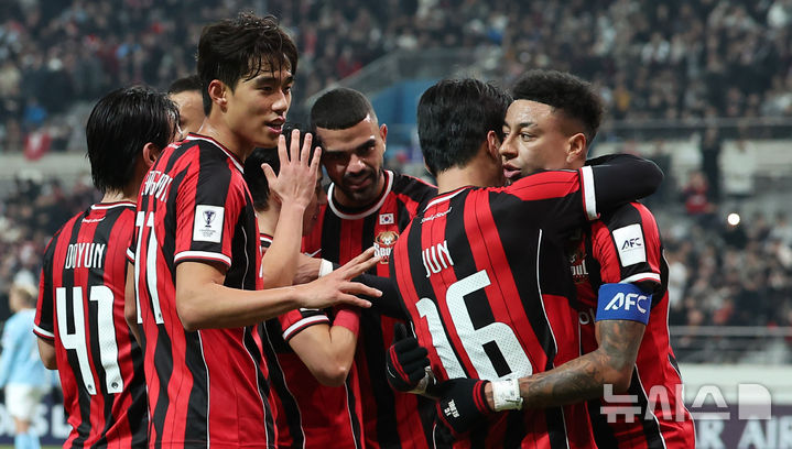 [서울=뉴시스] 김선웅 기자 = 10일 서울 마포구 서울월드컵경기장에서 열린 2025-2026시즌 아시아축구연맹(AFC) 챔피언스리그 엘리트(ACLE) 리그 스테이지 6차전 FC서울 vs 멜버른 시티 경기, FC서울 린가드가 골을 성공시킨 뒤 동료들과 기뻐하고 있다. 2025.12.10. mangusta@newsis.com