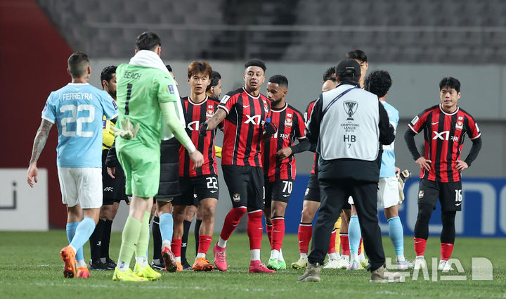 [서울=뉴시스] 김선웅 기자 = 10일 서울 마포구 서울월드컵경기장에서 열린 2025-2026시즌 아시아축구연맹(AFC) 챔피언스리그 엘리트(ACLE) 리그 스테이지 6차전 FC서울 vs 멜버른 시티 경기, 1-1 무승부로 경기를 마친 FC서울 린가드 등 양팀 선수들이 인사를 나누고 있다. 2025.12.10. mangusta@newsis.com