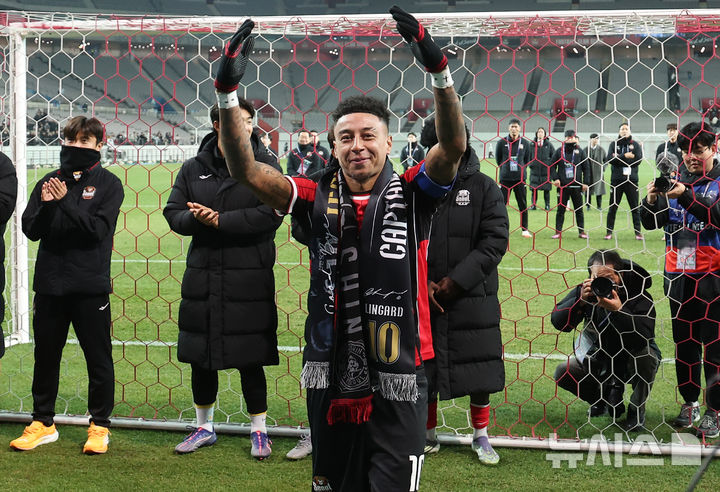 [서울=뉴시스] 김선웅 기자 = FC서울 린가드가 10일 서울 마포구 서울월드컵경기장에서 열린 2025-2026시즌 아시아축구연맹(AFC) 챔피언스리그 엘리트(ACLE) 리그 스테이지 6차전 FC서울 vs 멜버른 시티 경기 겸 서울 고별전을 마친 뒤 팬들에게 마지막 세레머니를 하며 인사하고 있다. 2025.12.10. mangusta@newsis.com