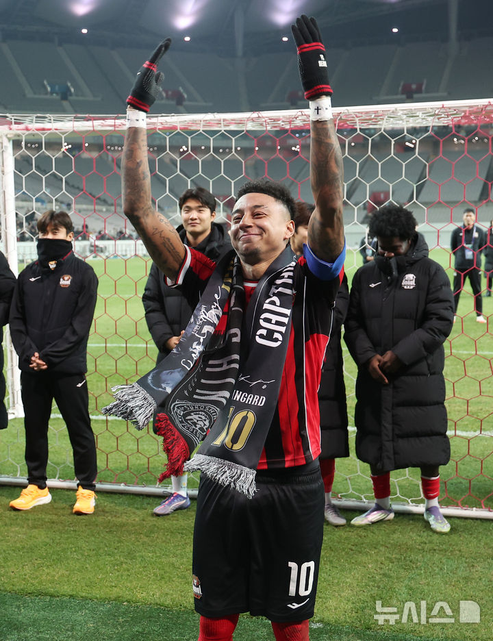 [서울=뉴시스] 김선웅 기자 = FC서울 린가드가 10일 서울 마포구 서울월드컵경기장에서 열린 2025-2026시즌 아시아축구연맹(AFC) 챔피언스리그 엘리트(ACLE) 리그 스테이지 6차전 FC서울 vs 멜버른 시티 경기 겸 서울 고별전을 마친 뒤 팬들에게 마지막 세리머니를 하며 인사하고 있다. 2025.12.10. mangusta@newsis.com