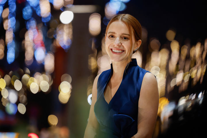 [오슬로=AP/뉴시스] 노벨평화상 수상자인 마리아 코리나 마차도(베네수엘라)의 딸 아나 코리나 소사가 10일(현지 시간) 노르웨이 오슬로의 그랜드호텔 발코니에서 수상자를 위한 평화의 횃불 행렬을 바라보며 미소 짓고 있다. 마차도는 베네수엘라 민주화를 위해 싸워온 공로로 지난 10월 10일 노벨 평화상 수상자로 선정됐으며 이날 시상식에서는 그의 딸이 대리 수상했다. 출국 금지 상태였던 마차도는 시상식 참석을 위해 비밀리에 출국했으나 악천후로 시상식에는 참석하지 못하고 뒤늦게 노르웨이에 도착했다. 2025.12.11.