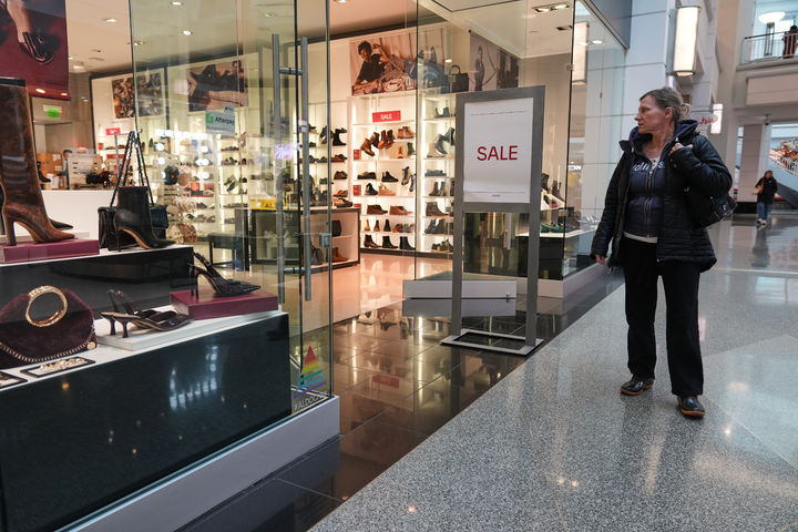 [메릴랜드=AP/뉴시스]미국 연방준비제도(Fed·연준)가 통화 정책 판단 시 중요시하는 물가지표인 개인소비지출(PCE) 가격지수가 지난 1월 3% 수준을 유지했다. 사진은 지난해 12월 10일 미국 메릴랜드주 토슨의 상점에 전시된 세일 표시를 한 사람이 들여다보고 있는 모습. 2026.03.13.