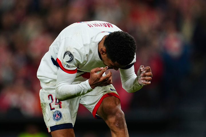 [빌바오=AP/뉴시스] 파리 생제르맹(PSG, 프랑스)의 세니 마율루가 10일(현지 시간) 스페인 빌바오의 산 마메스 경기장에서 열린 2025-26 유럽축구연맹(UEFA) 챔피언스리그(UCL) 리그 페이즈 6차전 아틀레틱 빌바오와 경기 중 득점 기회를 놓친 후 아쉬워하고 있다. 이강인이 결장한 PSG는 0-0으로 비기며 3위에 자리했다. 2025.12.11.