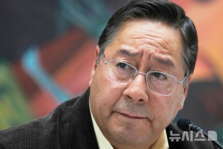 [AP/뉴시스] 10일 부패 의혹으로 체포된 볼리비아 루이스 아르세 전 대통령의 올 8월 대통령 재직시 자료사진 