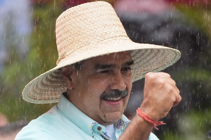 [카라카스(베네수엘라)=AP/뉴시스]니콜라스 마두로 베네수엘라 대통령이 12월10일 베네수엘라 카라카스에서 열린 19세기 연방 전쟁 중 산타 이네스 전투 기념집회에서 지지자들에게 연설하고 있다. 그는 마약 밀매 퇴치를 위한 미국과의 협상에 열려 있다고 1일(현지시각) 국영 TV로 방영된 사전 인터뷰에서 말했지만, 지난주 트럼프 행정부가 미 중앙정보국(CIA) 주도로 마약 카르텔이 사용한 것으로 추정되는 베네수엘라 항구를 공습한 것에 대해서는 언급하지 않았다. 2026.01.02.