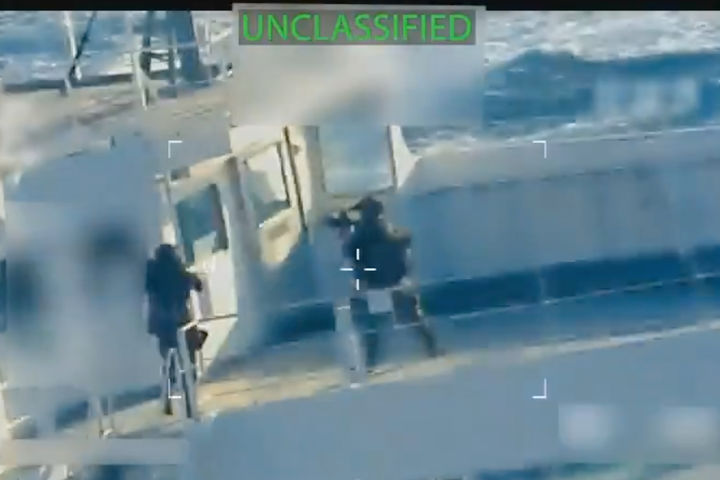 [베네수엘라=AP/뉴시스] 12월 10일 팸 본디 미국 법무부 장관의 엑스(X) 계정에 게시된 영상 이미지에 미군이 베네수엘라 연안에서 아시아로 향하는 것으로 추정되는 유조선을 나포하는 모습이 담겨 있다. 이 작전은 베네수엘라 야권 지도자 마리아 코리나 마차도가 노르웨이에서 열리는 노벨평화상 시상식 참석을 위해 베네수엘라를 떠난 지 수 시간 뒤에 이뤄졌다. 2025.12.18.