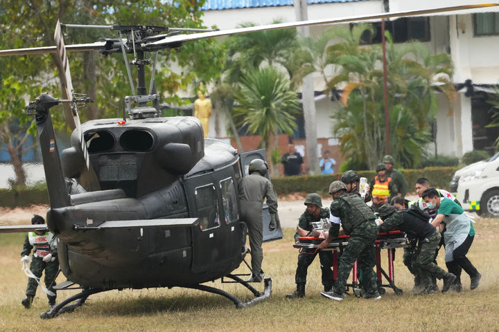 [수린=AP/뉴시스] 10일(현지 시간) 태국 수린에서 군인들과 의료진이 캄보디아군과 충돌로 부상한 태국 군인을 병원행 헬리콥터에 태우고 있다. 2025.12.11.