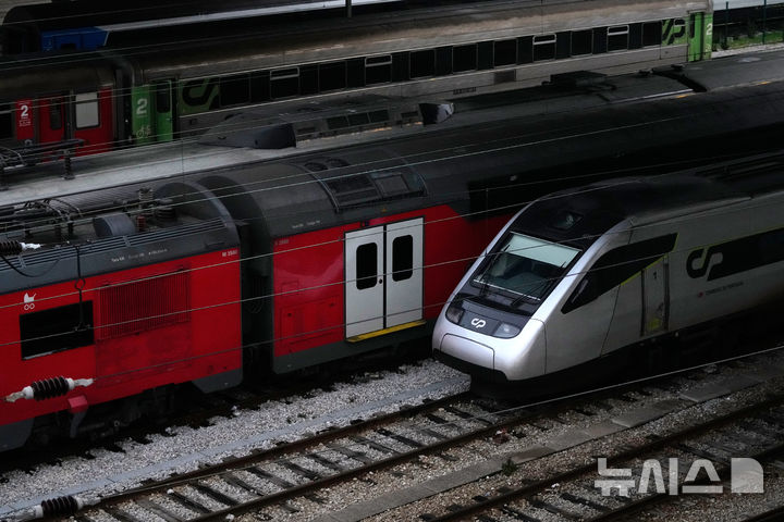 [리스본=AP/뉴시스] 11일(현지 시간) 포르투갈 리스본 산타 아폴로니아역에서 정부의 노동법 개정안에 반대하는 총파업 시위 여파로 열차가 운행 중단된 모습. 2025.12.12.