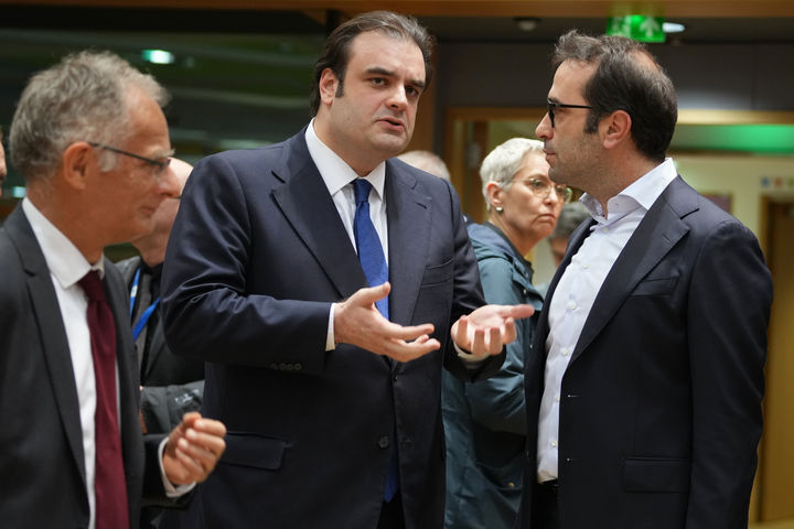 [브뤼셀=AP/뉴시스] 12월 11일 브뤼셀의 유럽연합집행위원회에서 실시된 유로그룹 의장 선거에서 당선된 그리스 재무장관 피에라카키스 (가운데)가 스페인의 카를로스 쿠에르포 카발레로 재무장관과 이야기하고 있다. 2025. 12. 12.  