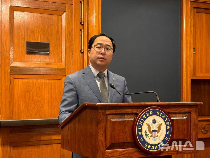 [워싱턴=뉴시스]이윤희 특파원 = 한국계 미국인 최초로 미국 연방상원에서 활동 중인 앤디 김(민주·뉴저지) 상원의원이 10일(현지 시간) 미국 워싱턴DC 연방상원 건물인 더크슨빌딩에서 한국 특파원들과 간담회를 진행하고 있다. 2025.12.11.