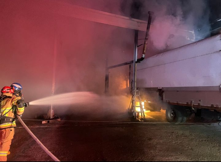 [광주=뉴시스]11일 오전 12시14분께 광주 광산구 안청동 한 카센터에서 불이 나 소방 당국이 진화작업 중이다. (사진 = 광산소방서 제공) 2025.12.11. photo@newsis.com *재판매 및 DB 금지