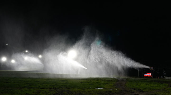 [평창=뉴시스] 강원 평창군 용평스키장에서 올해 첫 제설작업을 실시하고 있다.(사진=모나용평 제공)photo@newsis.com *재판매 및 DB 금지