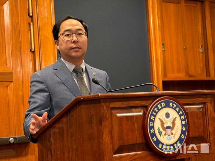 [워싱턴=뉴시스]이윤희 특파원 = 한국계 미국인 최초로 미국 연방상원에서 활동 중인 앤디 김(민주·뉴저지) 상원의원이 10일(현지 시간) 미국 워싱턴DC 연방상원 건물인 더크슨빌딩에서 한국 특파원들과 만나 발언하고 있다. 2025.12.11. 