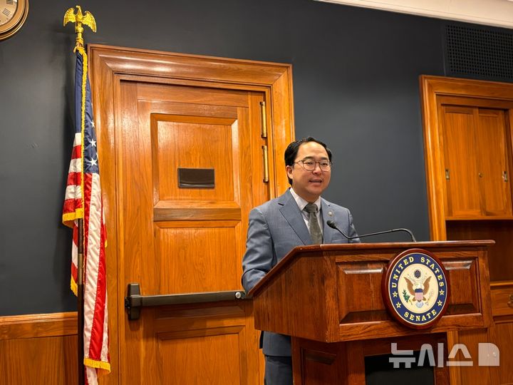 [워싱턴=뉴시스]이윤희 특파원 = 한국계 미국인 최초로 미국 연방상원에서 활동 중인 앤디 김(민주·뉴저지) 상원의원이 10일(현지 시간) 미국 워싱턴DC 연방상원 건물인 더크슨빌딩에서 한국 특파원들과 만나 발언하고 있다. 2025.12.11. 