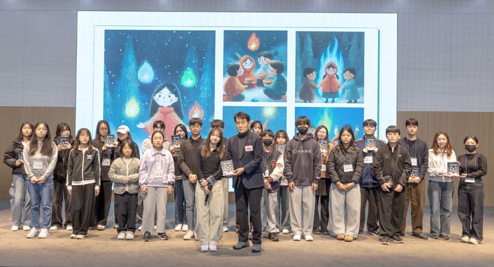 [군포=뉴시스]하은호 군포시장이 11월29일 아동위원회 활동보고회에 참석해 어린이들로부터 '사라진 불꽃'을 전달받고 기념촬영을 하고 있다.(사진=군포시 제공)2025.12.11.photo@newsis.com  *재판매 및 DB 금지