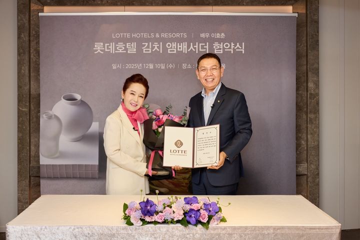 10일 롯데호텔 서울에서 열린 ‘롯데호텔 김치 앰배서더’ 위촉식에서 이효춘 배우(왼쪽)와 정호석 롯데호텔앤리조트 대표이사가 기념 촬영을 하고 있다. (사진=롯데호텔앤리조트 제공) *재판매 및 DB 금지