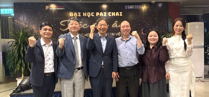 [대전=뉴시스] 배재대 베트남 하노이 동문회에 참석한 김욱(왼쪽 세번째) 총장. (사진=배재대 제공) 2025.12.11. photo@newsis.com *재판매 및 DB 금지