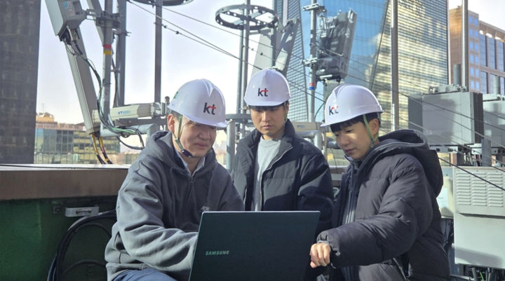 [서울=뉴시스]삼성리서치 차세대통신연구센터와 KT 연구진이 AI 무선망 기반 사용자 맞춤 네트워크 최적화 기술 적용 효과를 확인하고 있다. (사진=삼성전자 제공) photo@newsis.com *재판매 및 DB 금지