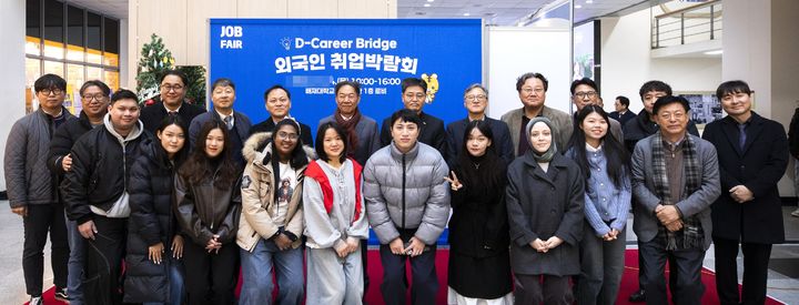 [대전=뉴시스] 배재대 'D-Career Bridge 외국인 취업박람회' 기념촬영. (사진=배재대 제공) 2025.12.11. photo@newsis.com *재판매 및 DB 금지