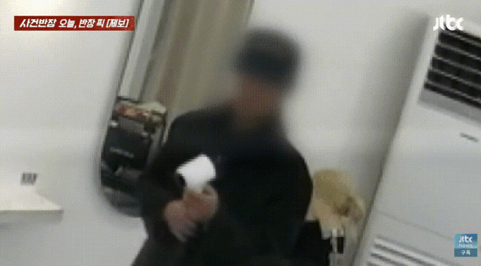 [뉴시스]한 남성이 미용실에 들어와 맘대로 전기를 사용한 뒤 자리를 떴다. (영상 = JTBC 사건반장 갈무리) *재판매 및 DB 금지 *재판매 및 DB 금지