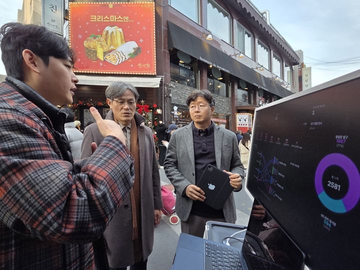 [대전=뉴시스] 조명휘 기자 = 대전 중구가 지난 10일 대흥동 성심당 본점 앞에서 글로벌 라이다 전문기업 아우스터(Ouster), AI 기반 국내기업 그린에이아이와 함께 '라이다(LiDAR) 센서 기반 유동인구 분석 기술 시연회'를 진행하고 있다. (사진= 중구청 제공) 2025.12.11. photo@newsis.com *재판매 및 DB 금지