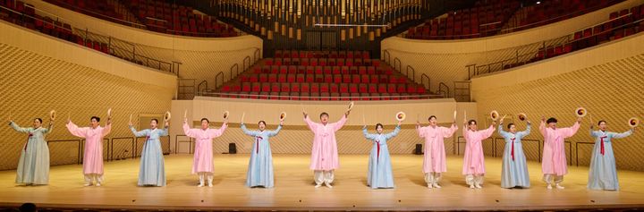 [서울=뉴시스] 크라운해태제과는 임직원들이 직접 만든 '제6회 크라운해태 한음회' 공연이 지난 10일 부산 진구에 있는 부산콘서트홀에서 성공적으로 치러졌다고 11일 밝혔다. (사진=크라운해태제과 제공) 2025.12.11. photo@newsis.com *재판매 및 DB 금지