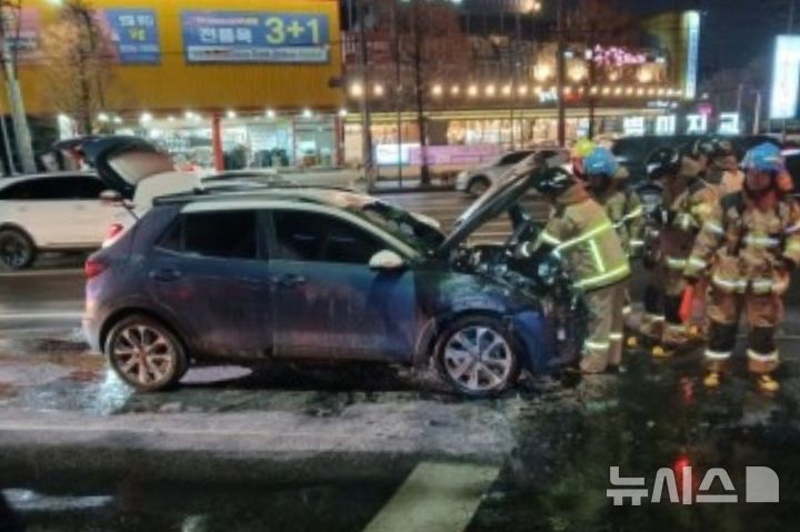 [인천=뉴시스] 지난 10일 오후 인천 서구 가좌동 한 도로에서 소형 SUV에 불이 나 38분 만에 꺼졌다.(사진=인천소방본부 제공) 2025.12.11. photo@newsis.com