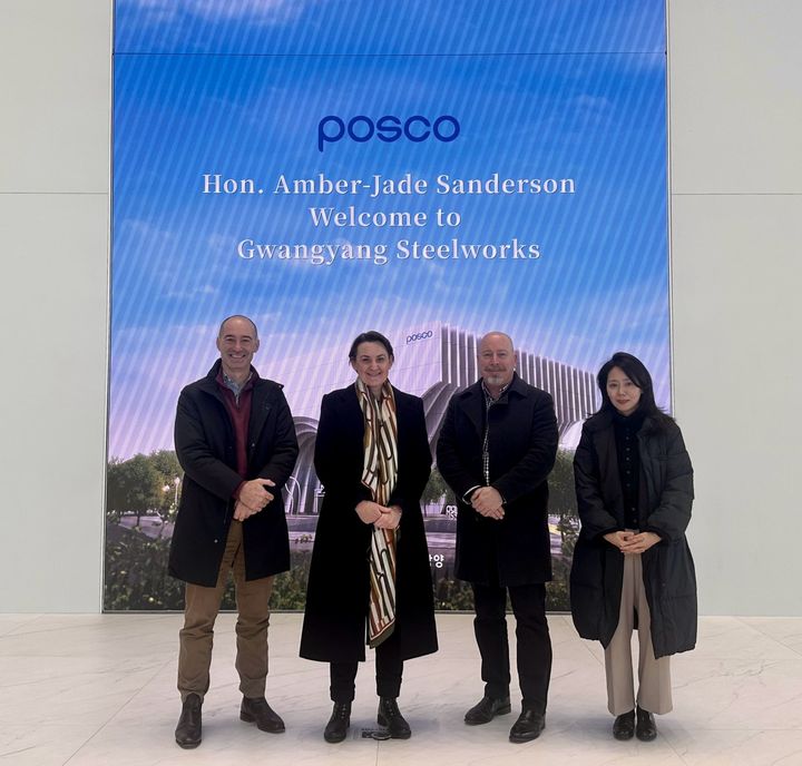 [서울=뉴시스] 최근 포스코 광양제철소를 방문한 앰버-제이드 샌더슨 서호주 에너지장관이 관계자들과 기념촬영을 하고 있다. (사진=앰버-제이드 샌더슨 장관 SNS 갈무리) 2025.12.11 photo@newsis.com *재판매 및 DB 금지
