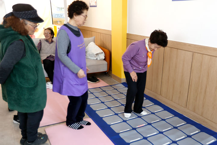 [수원=뉴시스] 불빛을 따라 블록을 밟는 스텝 운동 매트. (사진=경기도 제공) 2025.12.11. photo@newsis.com *재판매 및 DB 금지