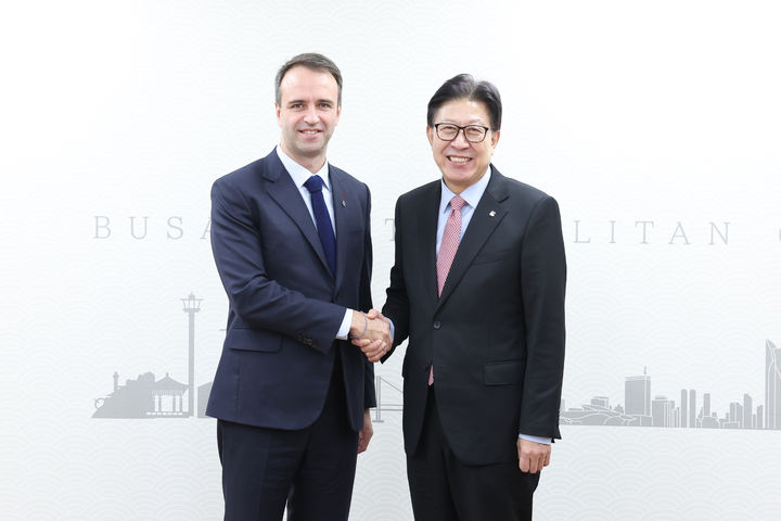 [부산=뉴시스] 박형준 부산시장(오른쪽)과 니콜라 파리 르노코리아 대표는 11일 부산시청에서 면담을 갖고 부산 미래차 생태계 조성 및 글로벌 모빌리티 허브 도약을 위한 방안을 논의했다. (사진=부산시 제공) 2025.12.11. photo@newsis.com *재판매 및 DB 금지