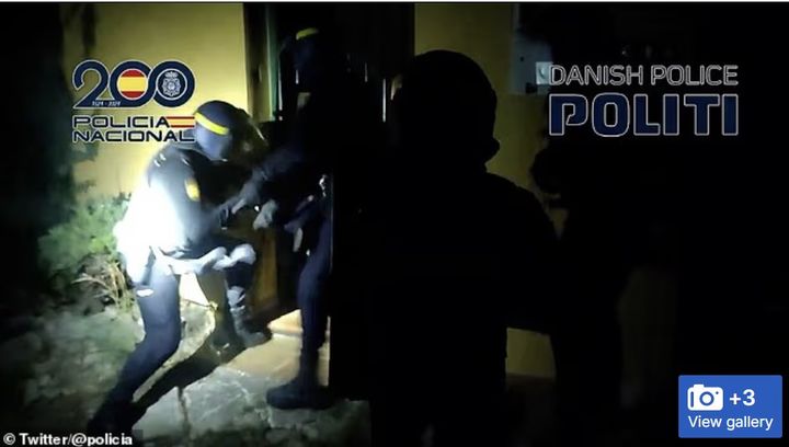 [서울=뉴시스] 경찰이 암호화폐 거래자 살해 혐의로 스페인 코스타 델 솔에 위치한 갱단 주거지를 급습하고 있다.(사진출처: 데일리메일 캡처) 2025.12.11. 