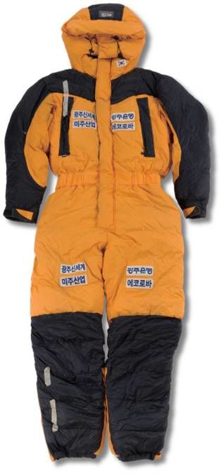 [서울=뉴시스] 산악인 김홍빈 등반 자료 중 의복 (사진=국가유산청 제공) 2025.12.11. photo@newsis.com *재판매 및 DB 금지