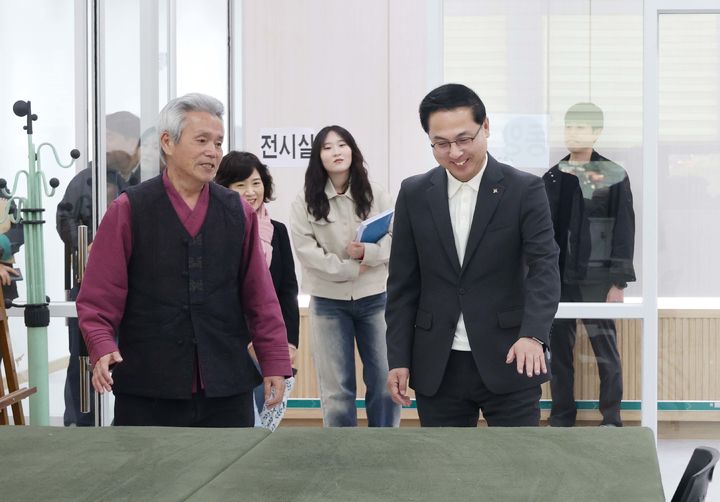 [대전=뉴시스] 조명휘 기자 = 박희조(오른쪽) 대전 동구청장이 동구문화원을 찾아 시설점검을 하고 있다. (사진= 동구청 제공) 2025.12.11. photo@newsis.com *재판매 및 DB 금지