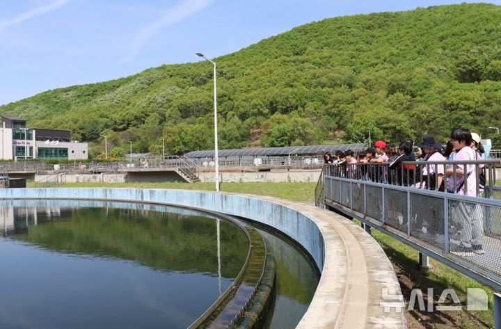 [경기광주=뉴시스]광주도시관리공사에서 진행한 '환경교육 프로그램'에 참여한 학생들(사진=광주도시관리공사 제공)2025.12.11.photo@newsis.com