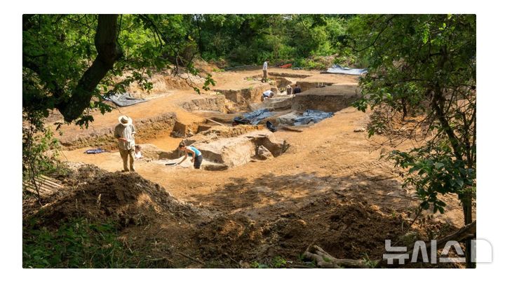 [서울=뉴시스]대영박물관과 영국자연사박물관 등 영국 연구진이 영국 동부 구석기 시대 유적지에서 40만년전 네안데르탈인으로 추정되는 인류가 인위적으로 불을 피우고 사용한 구체적인 증거를 발견했다고 발표했다. 사진은 유적이 발견된 영국 서퍽주 '바넘(Barnham)' 구석기 시대 유적지. (사진 = 파브로프로젝트 홈페이지 갈무리) 2025.12.11 photo@newsis.com