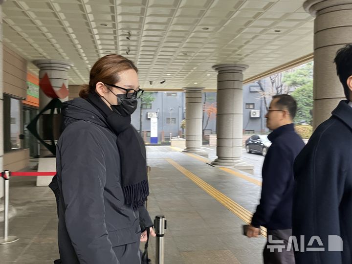 [서울=뉴시스]김경민 인턴기자=서울서부지법 형사11단독(부장판사 허준서)는 11일 오전 도로교통법 위반(음주운전) 등 혐의로 기소된 남태현(31)에 대한 1차 공판기일을 열었다. 사진은 재판을 마친 뒤 법원을 빠져나가는 남씨의 모습. 2025.12.11 photo@newsis.com