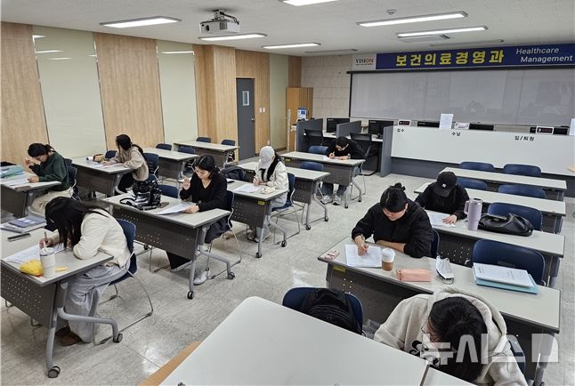 [전주=뉴시스]윤난슬 기자 = 전북 전주비전대학교는 보건의료경영과가 대한병원행정관리자협회 주관 '2025년 국가공인 병원행정사·건강보험사 자격시험'에서 응시자 전원이 합격했다고 11일 밝혔다. (사진=전주비전대 제공) photo@newsis.com 