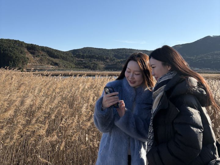 [거제=뉴시스] 팸투어에 참가한 인플루언서들은 감탄사를 터뜨리며 기념사진을 촬영하고 있는 모습. (사진=거제시 제공) 2025.12.11. photo@newsis.com *재판매 및 DB 금지