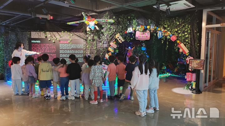 [전주=뉴시스] 전북 전주시는 새활용센터 '다시봄'이 올해 교육·전시·산업 지원 등 다양한 사업을 추진하며 순환경제사회 선도도시 구축에 속도를 내고 있다고 11일 밝혔다. (사진=전주시 제공) 2025.12.11. photo@newsis.com 