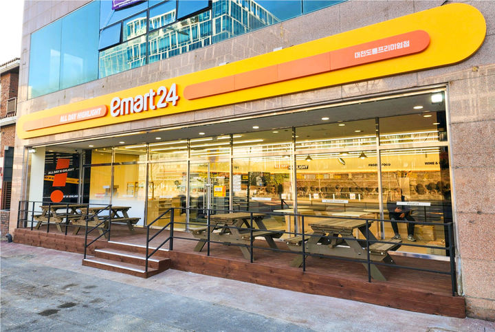 [대전=뉴시스] 이마트24가 대전 유성구 도룡동에 차세대 가맹점의 표준 모델이 될 프로토타입 매장 '대전 도룡프리미엄점'을 12일 대전충청권 지역에 처음 문을 연다. (사진=이마트24 제공) 2025.12.11. photo@newsis.com  *재판매 및 DB 금지