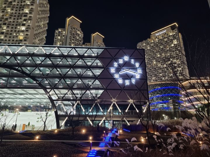 [화성=뉴시스]동탄호수공원 주차타워 벽시계.(사진=화성시 제공)2025.12.11.photo@newsis.com *재판매 및 DB 금지