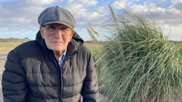 [서울=뉴시스]산책 중 입 속으로 날아든 나뭇잎을 뱉었다가 벌금 250파운드(약 50만원)를 부과받은 로이 마시(86)의 모습.(사진출처: BBC 캡처)2025.12.11.