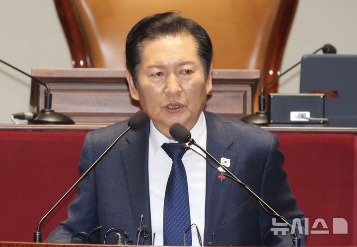 [서울=뉴시스] 조성봉 기자 = 정청래 더불어민주당 대표가 11일 오후 서울 여의도 국회에서 열린 의원총회에서 발언을 하고 있다.2025.12.11. suncho21@newsis.com