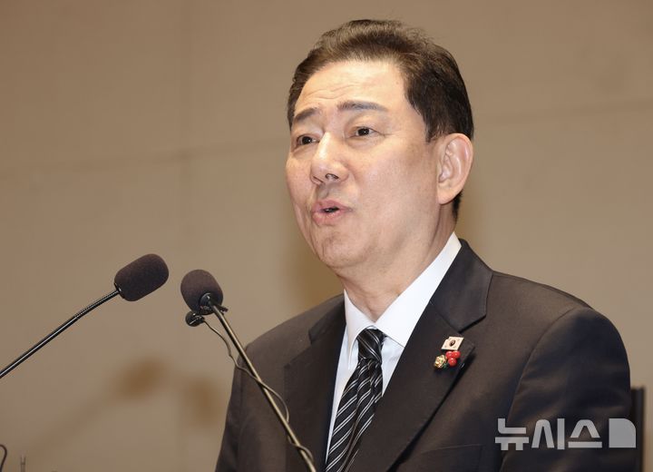 [서울=뉴시스] 조성봉 기자 = 김병기 더불어민주당 원내대표가 11일 오후 서울 여의도 국회에서 열린 의원총회에서 발언을 하고 있다.2025.12.11. suncho21@newsis.com
