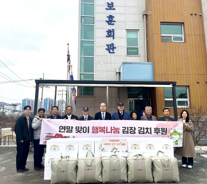 [원주=뉴시스] 8년째 겨울 온정 이어가 윤종진 이사장(왼쪽에서 여섯번째)과 직원 및 원주 보훈단체 관계자들 단체촬영하고 있다. (사진=한국보훈복지의료공단 제공)2025.12.11.photo@newsis.com *재판매 및 DB 금지