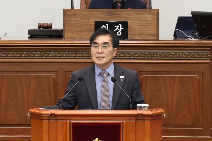 [창원=뉴시스] 강경국 기자 = 서명일 경남 창원시의원이 10일 열린 제148회 정례회 본회의에서 시정질문을 하고 있다. (사진=창원시의회 제공). 2025.12.11. photo@newsis.com *재판매 및 DB 금지