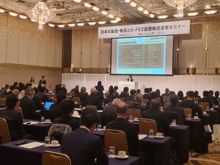 [서울=뉴시스] 산업통상부와 코트라는 지난 10일부터 사흘간 일본 후쿠오카에서 '경제자유구역 일본 투자유치 IR(K-FEZ Day in Japan)'을 개최했다. 사진은 항만물류 투자유치 IR이 진행된 행사장 현장의 모습. (사진=코트라 제공) 2025.12.12 photo@newsis.com *재판매 및 DB 금지