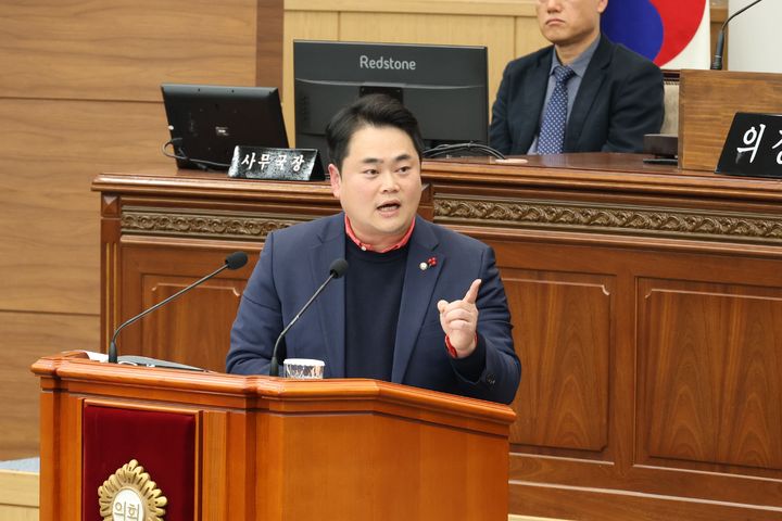 [창원=뉴시스] 강경국 기자 = 최정훈 경남 창원시의원이 10일 열린 제148회 정례회 본회의에서 시정질문을 하고 있다. (사진=창원시의회 제공). 2025.12.11. photo@newsis.com *재판매 및 DB 금지